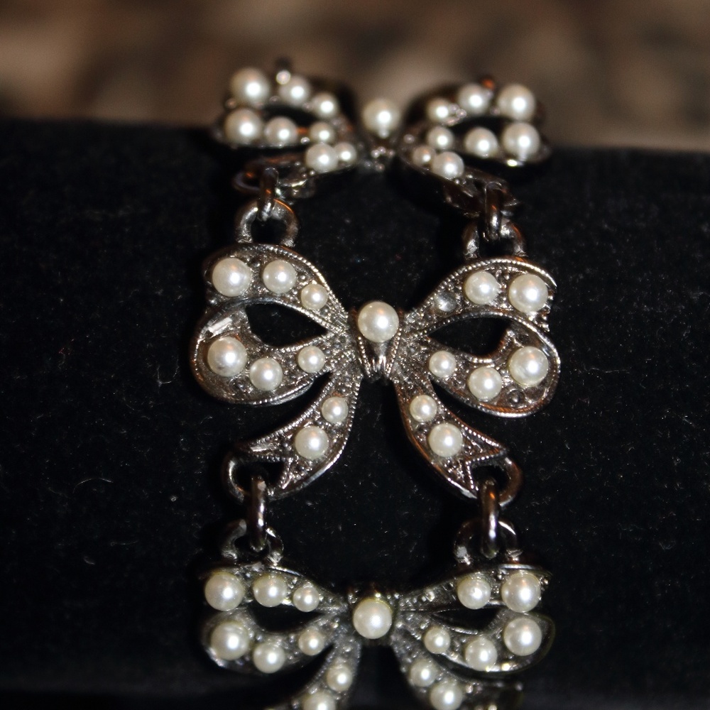 VINTAGE BUTTERFLY WITH FAUX PEARLS(8.5)